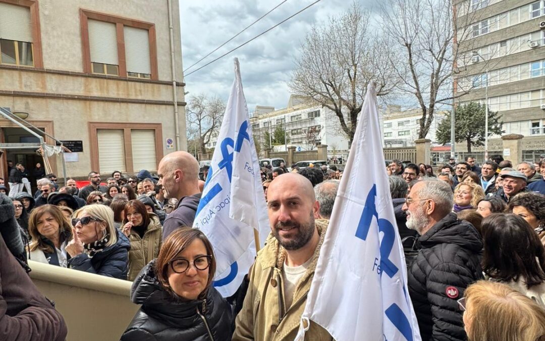 Sassari, sit in dei medici dell’Aou: «Siamo pronti a scioperare»